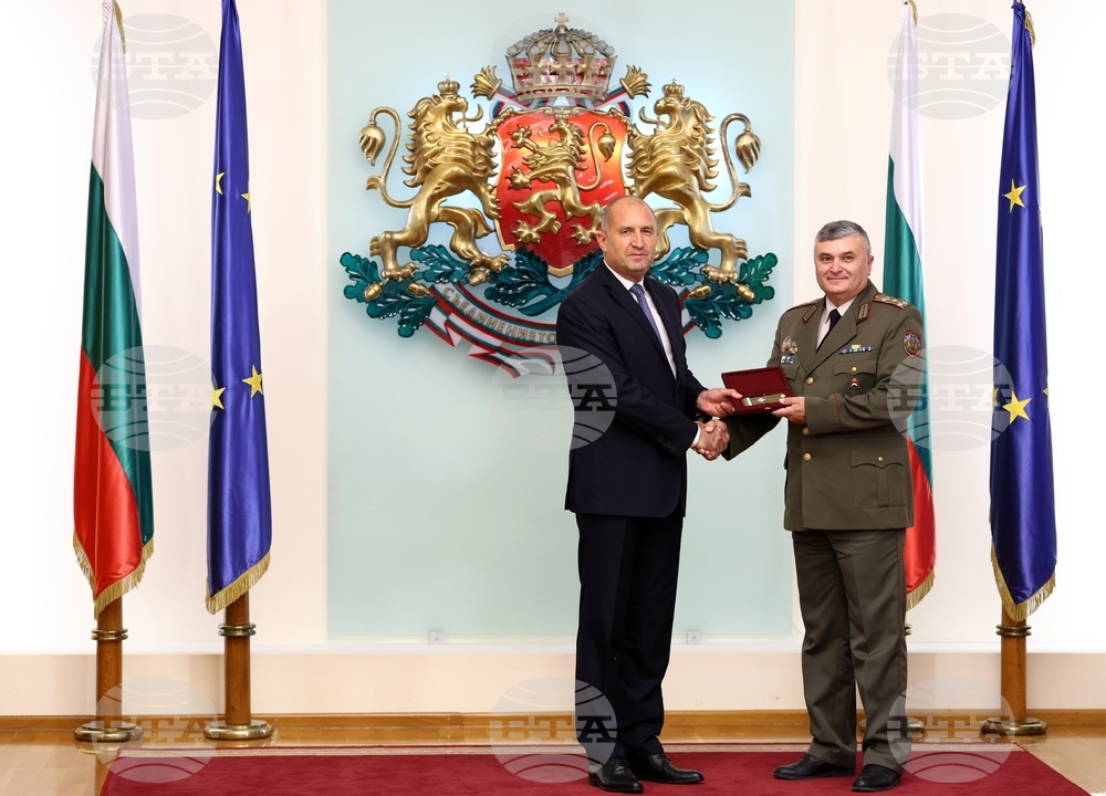 Румен Радев - военнослужещи - награждаване - полковник Иво Иванов