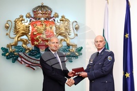 Румен Радев - военнослужещи - награждаване - полковник Любомир Монов