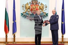 Румен Радев - военнослужещи - награждаване - полковник Любомир Монов