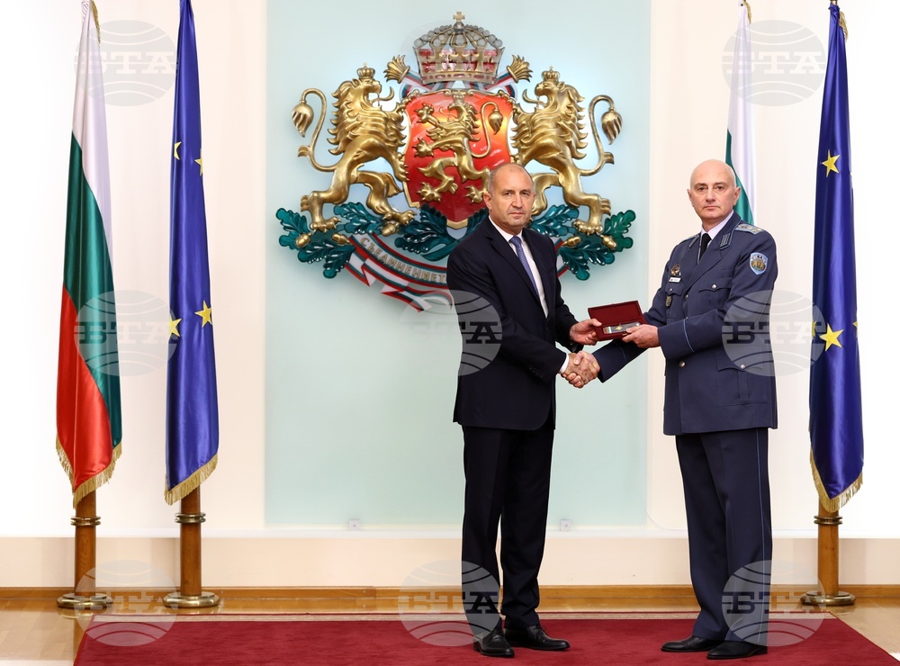 Румен Радев - военнослужещи - награждаване - полковник Любомир Монов