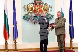 Румен Радев - военнослужещи - награждаване - генерал Здравко Пехливанов