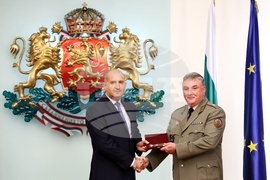 Румен Радев - военнослужещи - награждаване - генерал Здравко Пехливанов