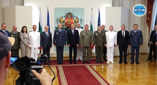 Президентът Румен Радев удостои военнослужещи с висши офицерски звания на церемония на „Дондуков“ 2