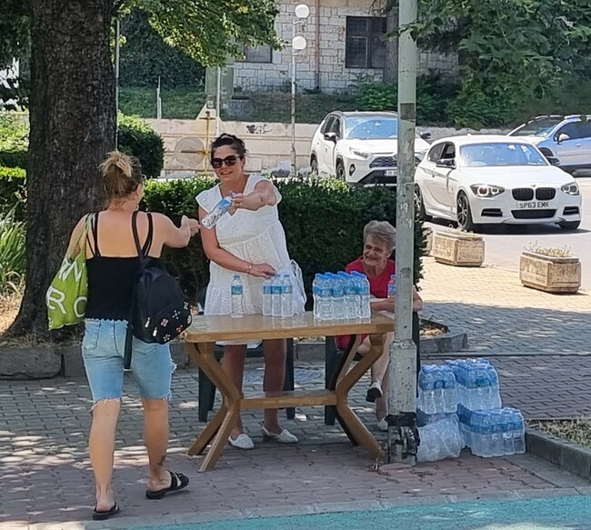 Общински служители раздават безплатна минерална вода в Шумен заради жегите; максималната температура в града достигна днес 36,5 градуса