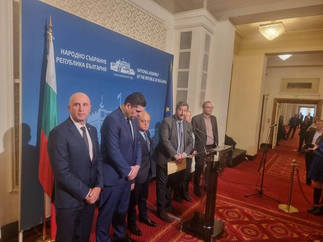 „Демократична България“ предлага законодателни промени, които да позволят при необходимост правителството да поеме контрол над „Лукойл“