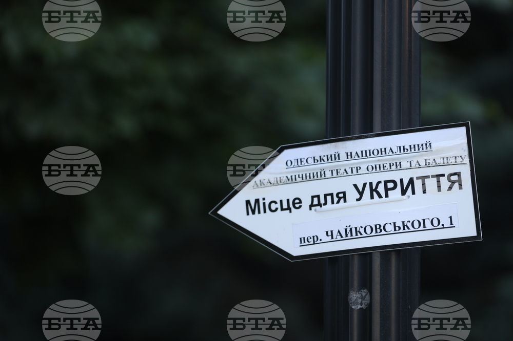 Един човек е загинал, а 14 са ранени в резултат на руска атака с дронове тази нощ в Одеса, съобщи областният управител