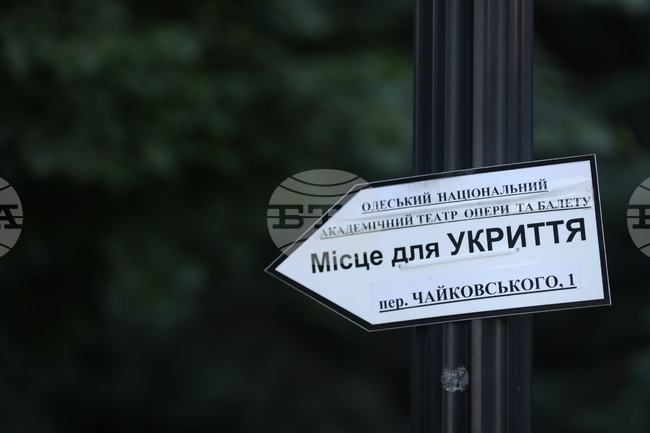 Силни взривове в Одеса продължават вече един час, съобщават местните канали в приложението Телеграм 