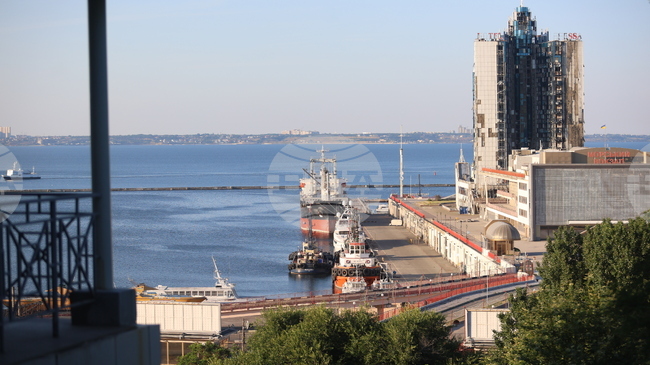 Руски дрон удари граждански съд, плаващ под флага на Науру, съобщиха властите в Одеса