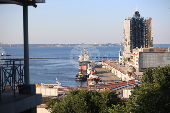Руски дрон удари граждански съд, плаващ под флага на Науру, съобщиха властите в Одеса