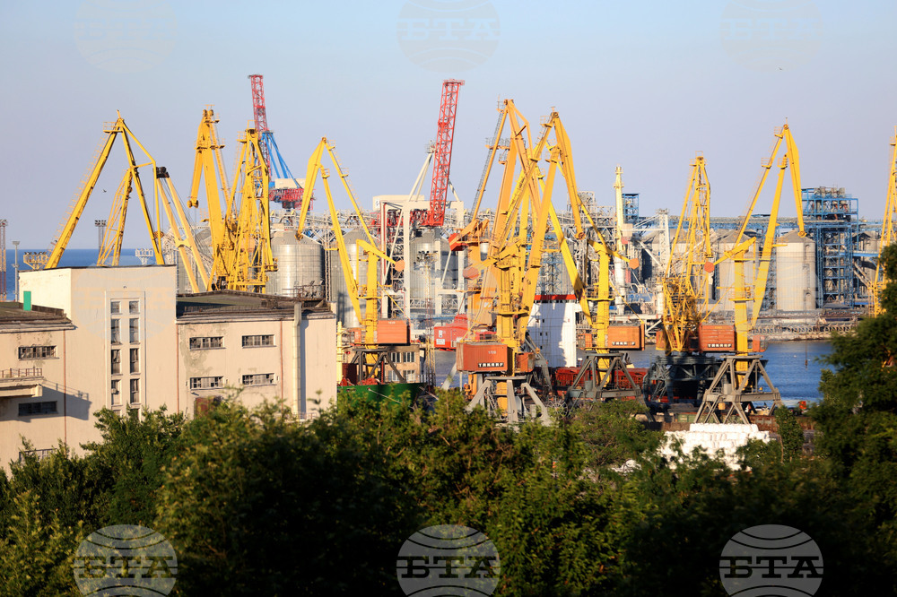 Четирима души са загинали и двама са ранени при снощната руска ракетна атака срещу пристанището на Одеса, съобщи областният управител