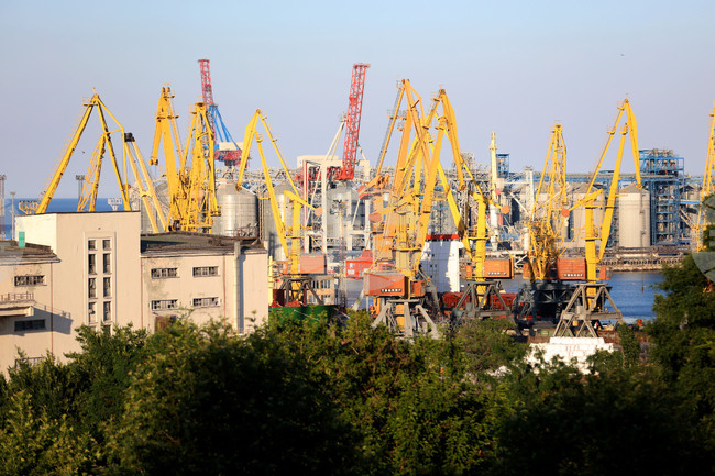 Четирима души са загинали и двама са ранени при снощната руска ракетна атака срещу пристанището на Одеса, съобщи областният управител