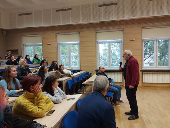 Ученици от Стара Загора дискутираха "Чичовци" с акад. Пламен Карталов