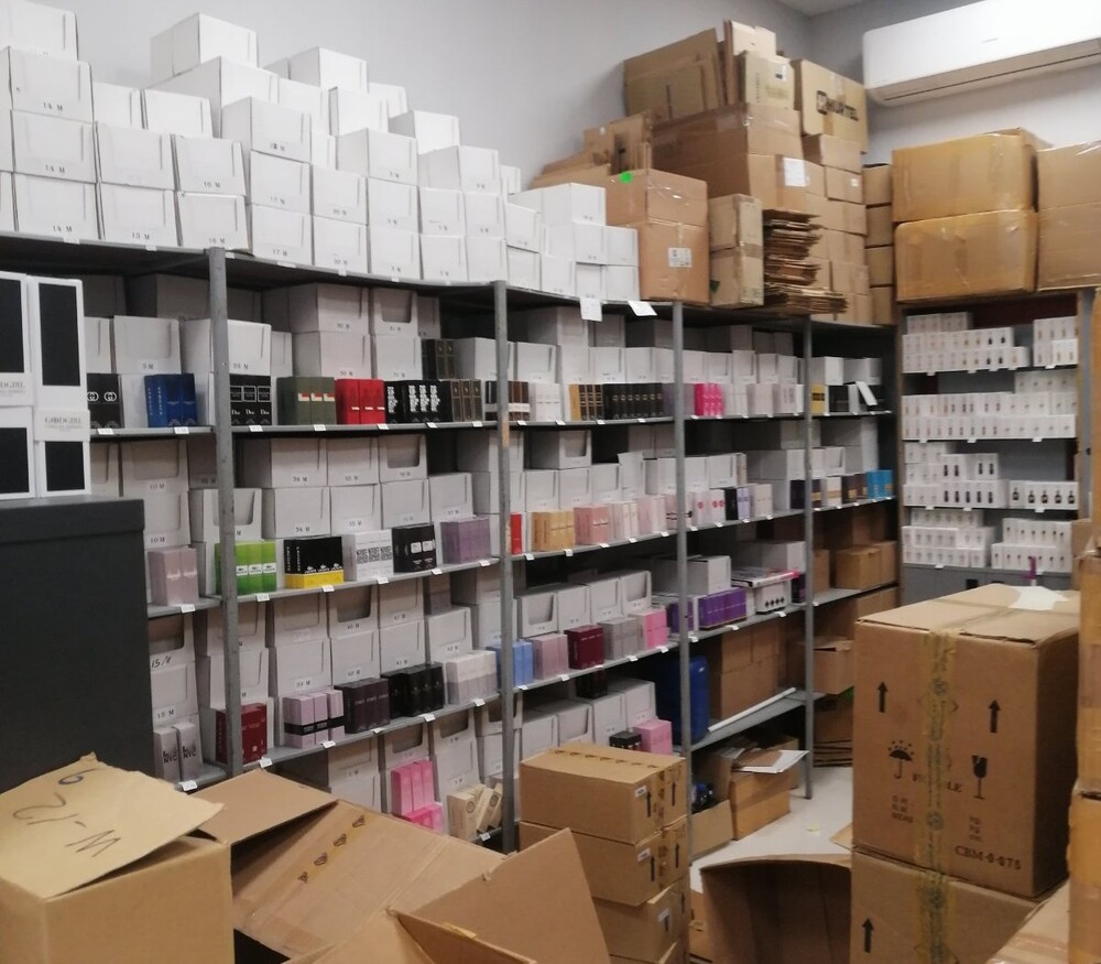 МВР: Служители на „Икономическа полиция“ - ГДНП и колегите им от 8 РУ - СДВР установиха голямо количество неистински парфюми