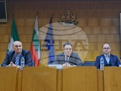 Снимка: Министерство на иновациите и растежа - Министър Пулев заедно с областния управител Драгомир Златев в Разград 