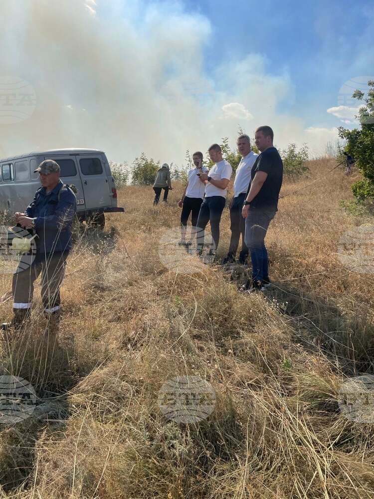 Община Стара Загора: Кметът Живко Тодоров, двама зам.-кметове и секретарят на Община Стара Загора са на място край пожара на “7-и километър”