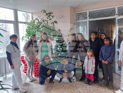 Снимка: Община Ловеч - Коледна елха подариха на детското отделение в МБАЛ "Проф. Д-р Параскев Стоянов" в Ловеч