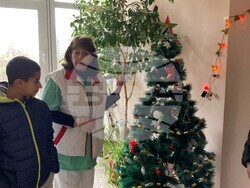 Снимка: Община Ловеч - Коледна елха подариха на детското отделение в МБАЛ "Проф. Д-р Параскев Стоянов" в Ловеч