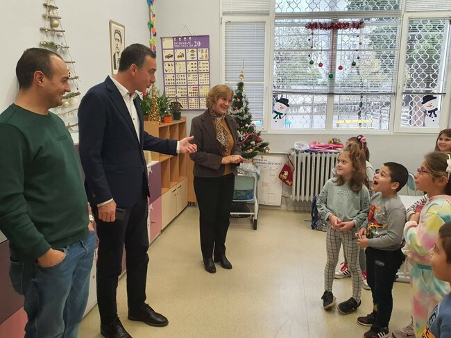 Петокласници в Бургас представиха проекти на микрокомпютър пред изпълнителния директор на Училищна Телерик Академия и кмета Димитър Николов