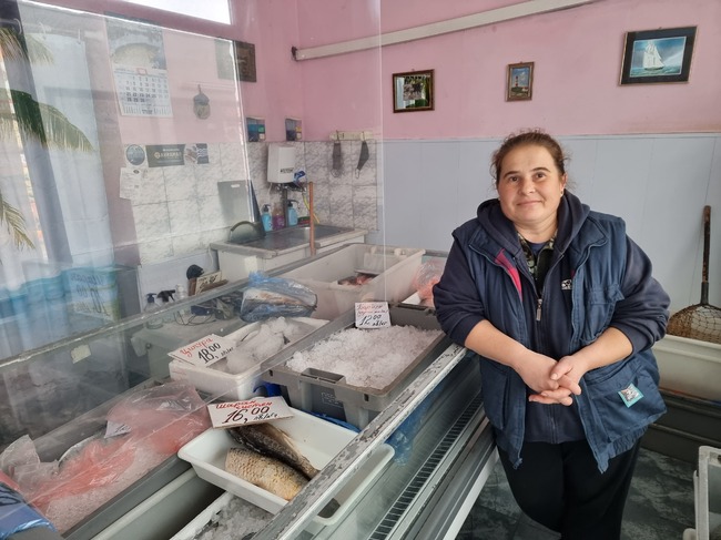 На пазара в Шумен се предлага пресен шаран за 10 лева килограма и разнообразие от други видове риба на различни цени