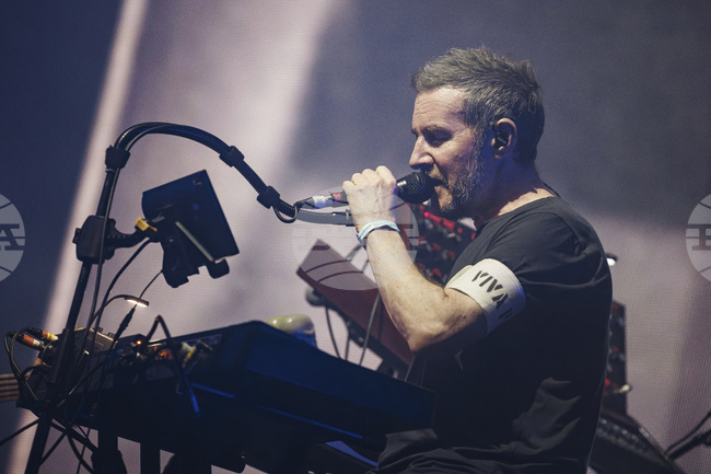 Сингапурската полиция е задържала и разпитвала членовете на Massive Attack след концерт, твърдят от групата