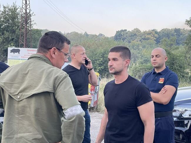 Близо 70 доброволци помагат за гасенето на големия пожар до Стара Загора
