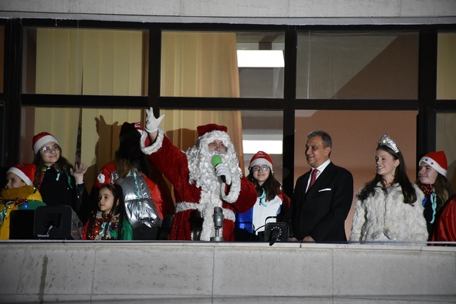 Община Благоевград: Вълшебството на Коледа настъпи! Магично огнено шоу постави началото на празничната програма в Благоевград, уникалното Коледно градче събра стотици жители и гости на града