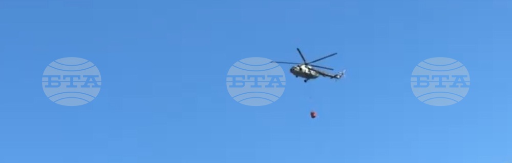 Два хеликоптера вече подпомагат гасенето на големия пожар край Стара Загора