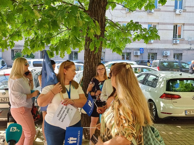 Работещи в Агенцията за социално подпомагане се събраха на протест пред социалното министерство