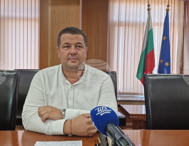 Забраната за паркиране в участък по централния шуменски булевард „Симеон Велики“ засега се отлага, каза зам.-кметът Николай Колев