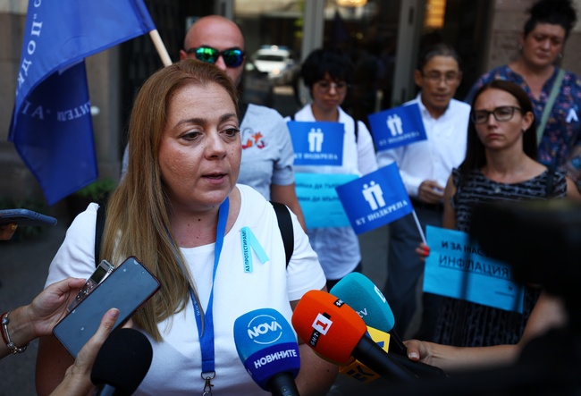 Искаме публичен разговор с властта за връщане на клас прослужено време за държавните служители, заяви Кремена Атанасова от КТ "Подкрепа"