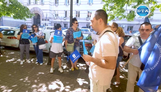 Работещи в Агенцията за социално подпомагане се събраха на протест пред социалното министерство