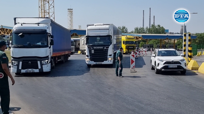 Служители на "Гранична полиция" помагат за регулиране на движението в района на ГКПП "Дунав мост" при Русе