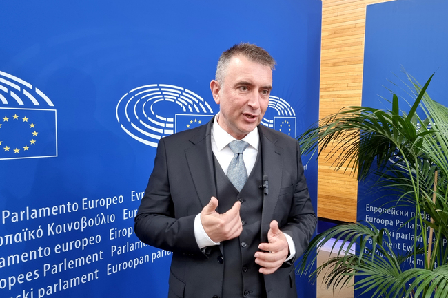 Европа сама ограничава себе си, създавайки безбройни регулации, каза в интервю за БТА евродепутатът Ивайло Вълчев