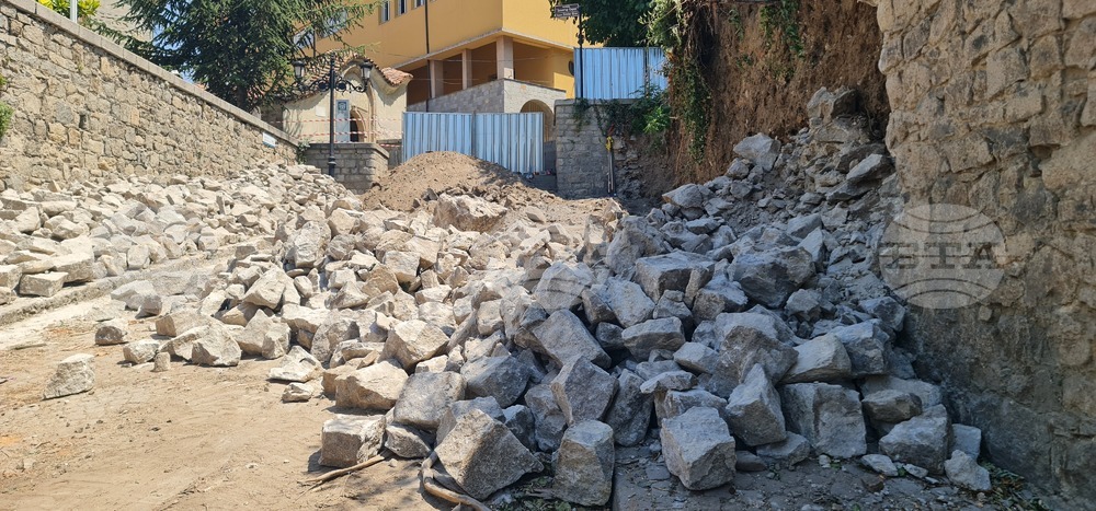 Започна укрепването на подпорна стена в Стария град на Пловдив