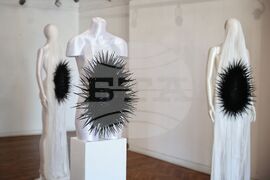 Бургас - Дора Славова - „Не/Докосвай“ - графична инсталация