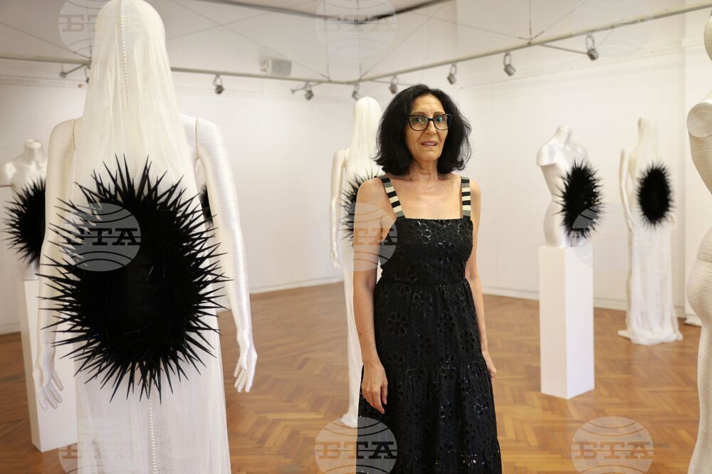 Бургас - Дора Славова - „Не/Докосвай“ - графична инсталация