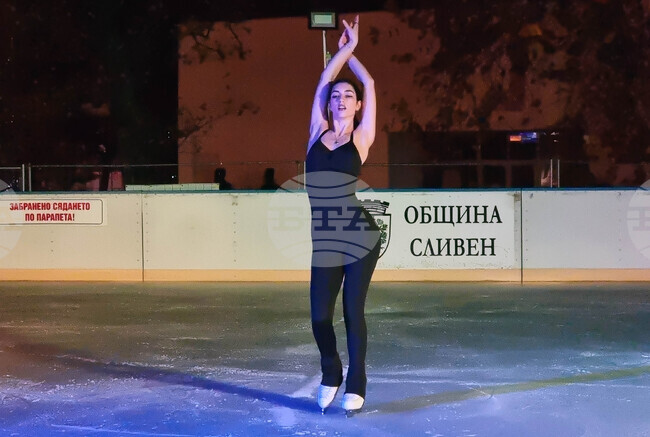 В Сливен и тази година е монтирана ледена пързалка, която ще отвори в неделя, 8 декември