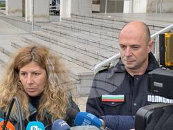 Районна прокуратура - Бургас задържа за срок до 72 часа К.К., обвинен в противозаконно подпомагане на 14 чужди граждани да преминават през страната, използвайки линейка 