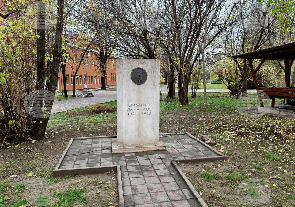 Чирпан - Димитър Данаилов - паметник