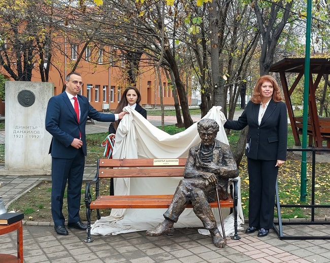 Вицепрезидентът откри в Чирпан паметник на поета Димитър Данаилов