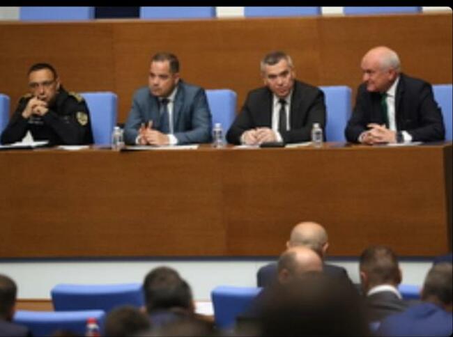 МВР: Продължават усилията на огнеборците за справяне с пожарите, възникнали в страната