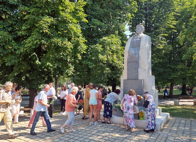 С поднасяне на венци и цвета пред паметника на Васил Левски в Монтана отбелязаха 187 години от рождението му
