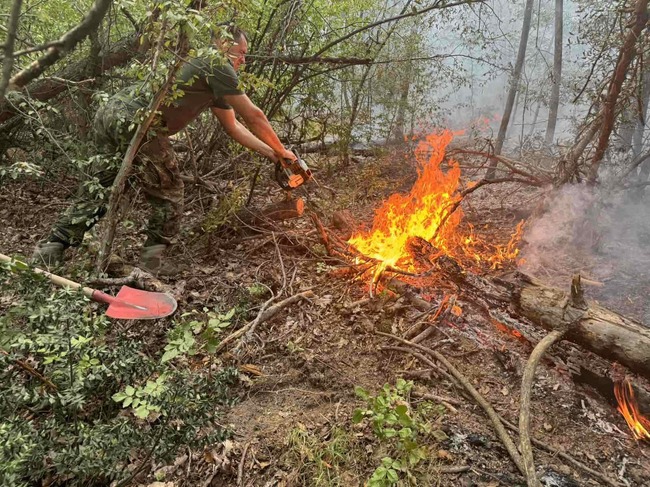 Министерство на отбраната: За шести пореден ден Българската армия оказва помощ в гасенето на пожарите