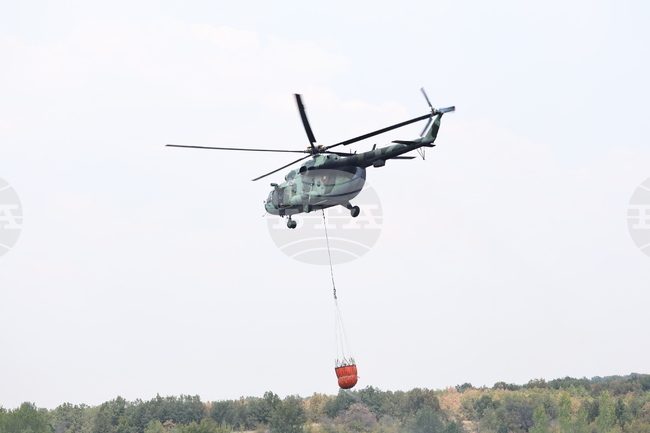 Хеликоптер от състава на ВВС се включи и днес в гасенето на пожара в района на Рилския манастир 