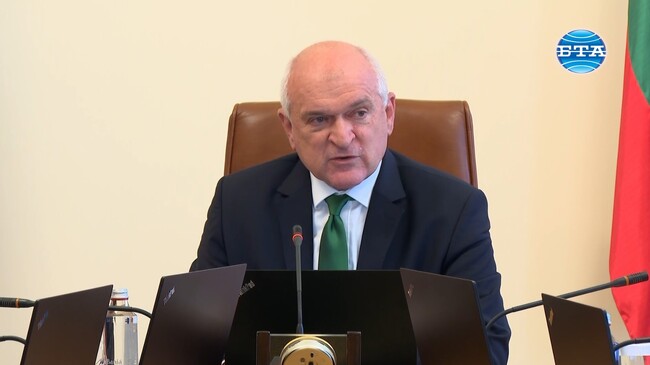 Земевладелци и собственици на строителни фирми, които имат едра техника, да се включат в гасенето на пожарите, апелира служебният премиер Димитър Главчев