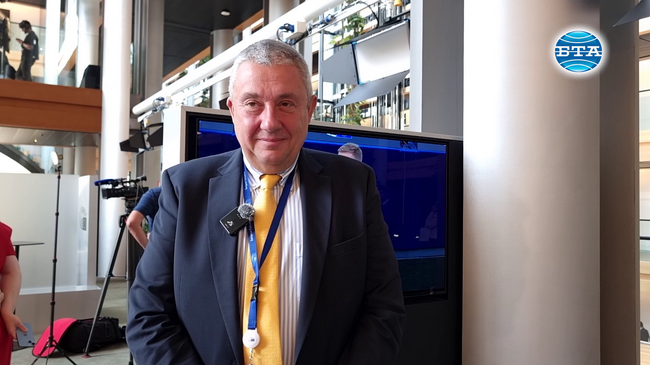 Европа трябва да върви към федерализация и да говори на един глас, смята евродепутатът Илия Лазаров