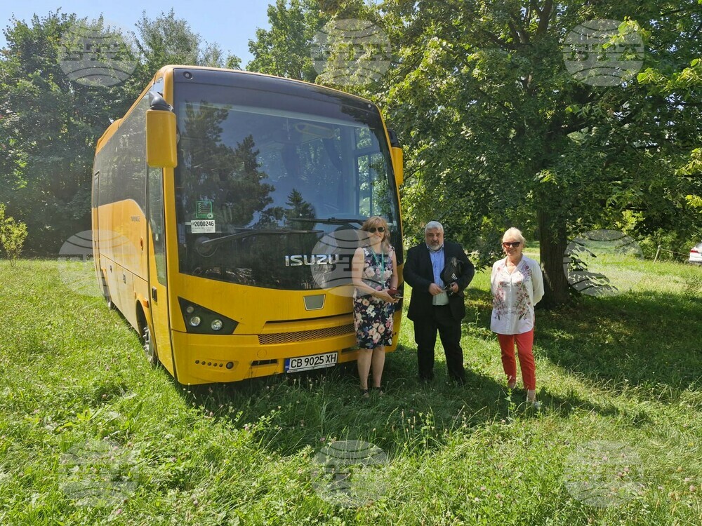 Education Ministry Provides New Bus for Bulgarian School in Bratislava