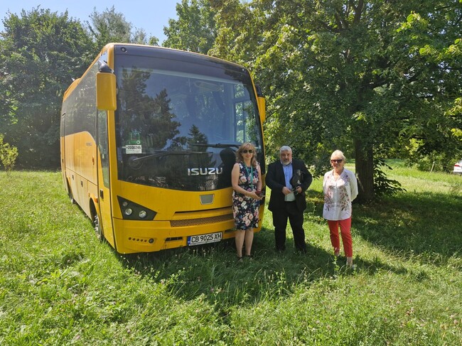  МОН осигури нов автобус за децата от българското училище в Братислава