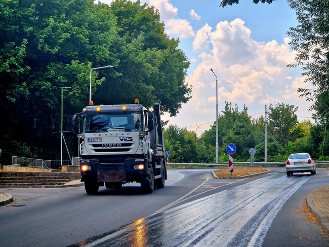 Заради горещото време цистерни пръскат с вода основните улици и булеварди в Добрич, от Общината предупреждават хората да не излизат в обедните часове