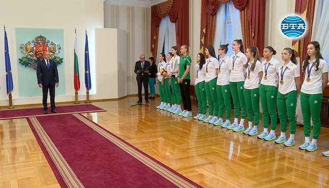 Президентът Румен Радев удостои с Почетен плакет националния отбор по волейбол за жени до 18 години за първото място на Европейското първенство